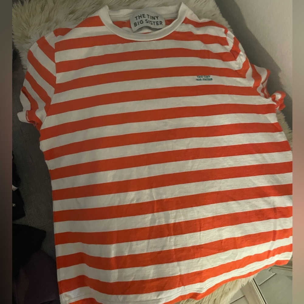 The tiny big sister tshirt